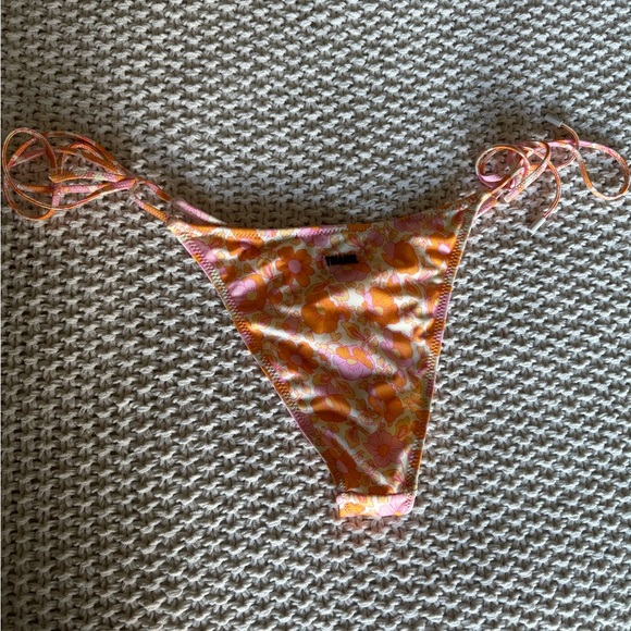 Cute flowered Triangl bikini bottom - Picture 2 of 4